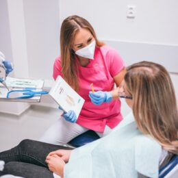 Dentálna hygienička s pacientkou pri dentálnej hygiene.