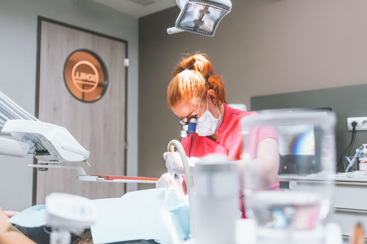 ako funguje pieskovanie zubov airflow Schill Dental Clinic