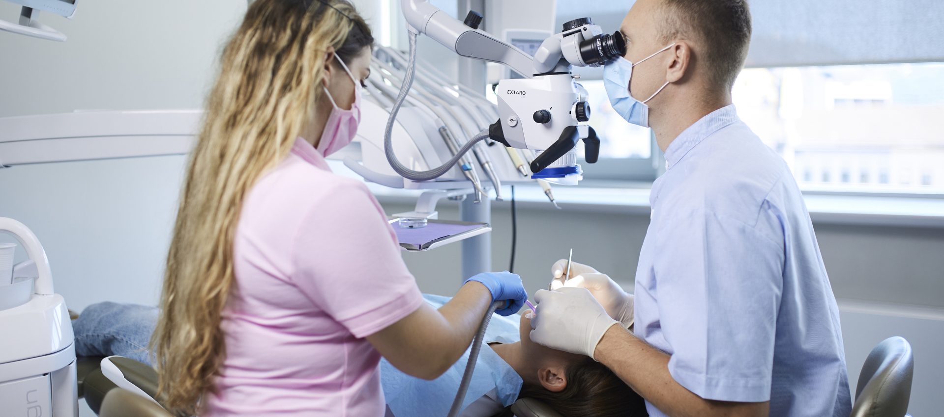 zubné ošetrenie pod mikroskopom schill dental clinic