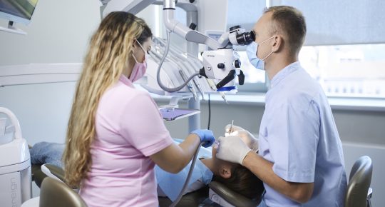 zubné ošetrenie pod mikroskopom schill dental clinic