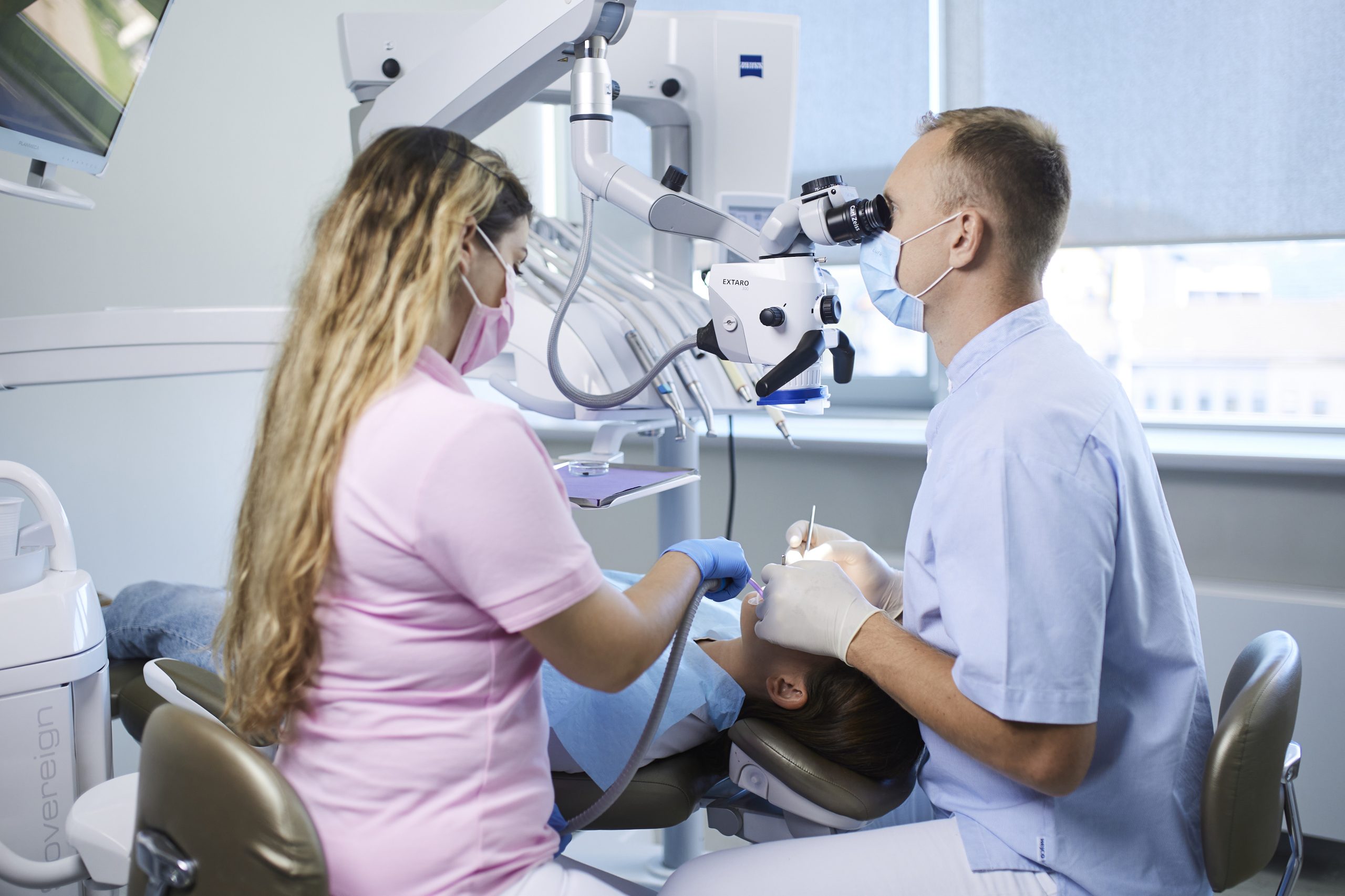 zubné ošetrenie pod mikroskopom schill dental clinic